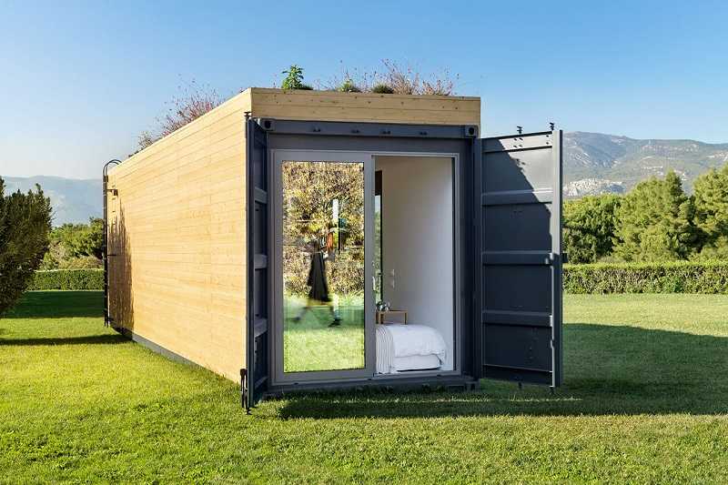 Petite maison conteneur aménagé avec toit végétalisée